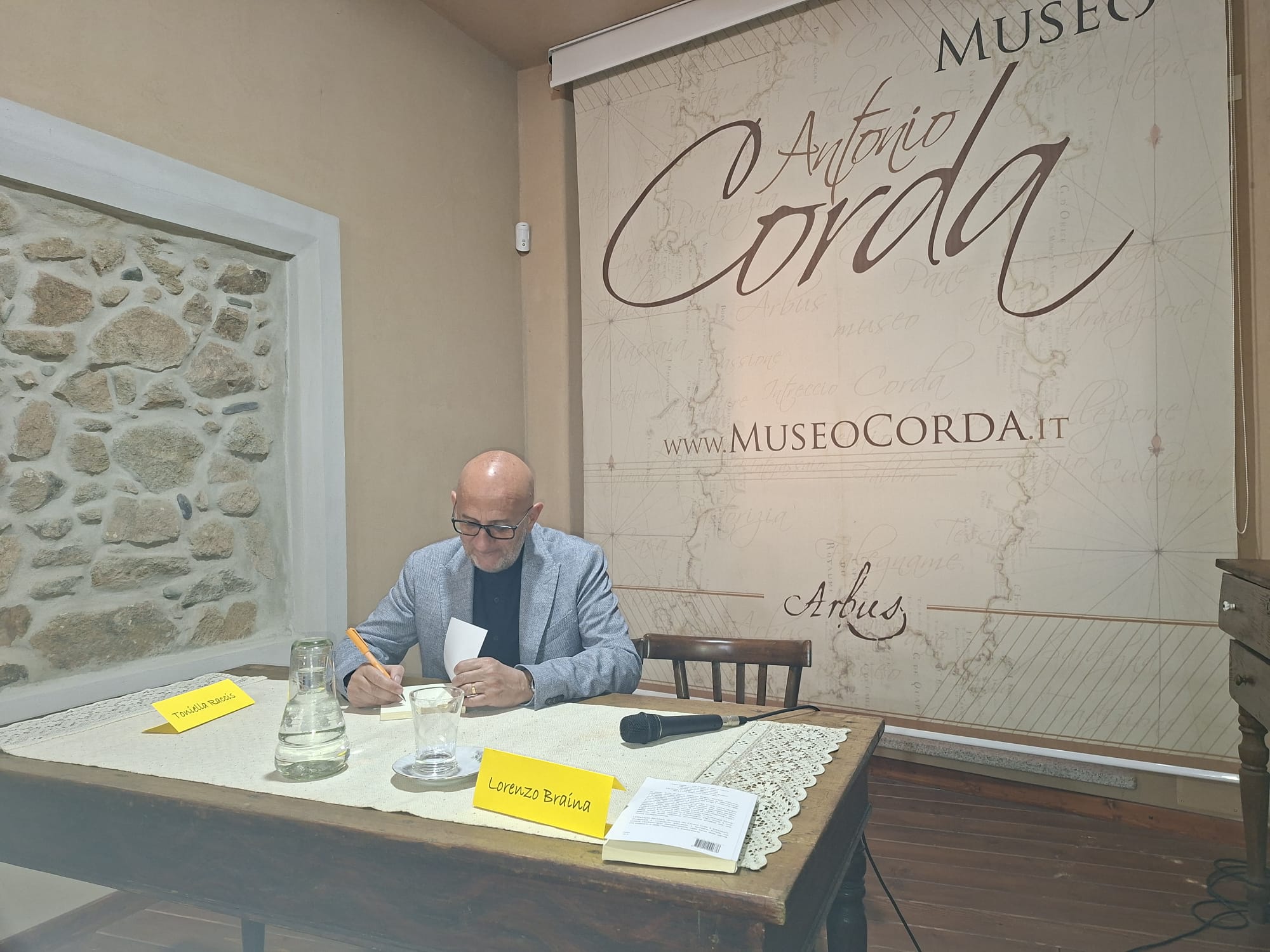 fotografia che mostra lorenzo braina durante la conferenza al museo corda di arbus