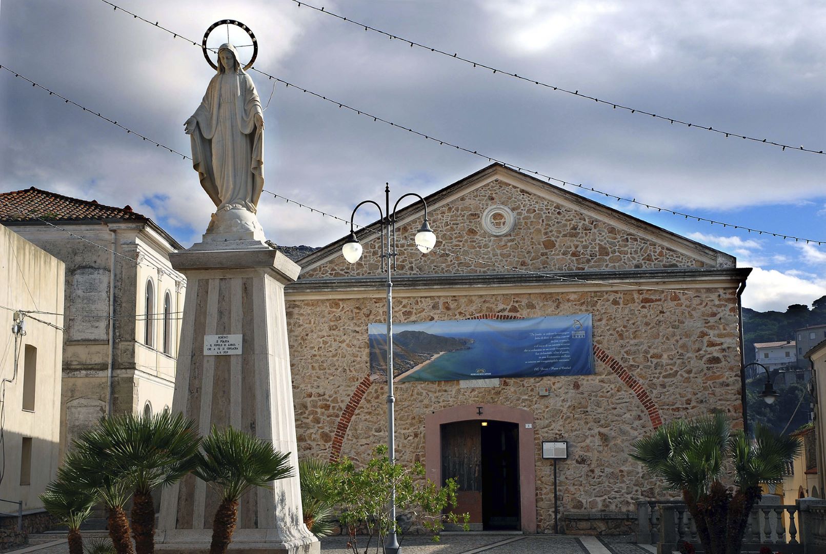 Montegranatico, facciata e veduta della piazza (foto Ivo Piras)