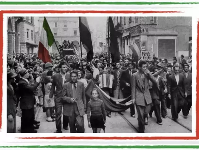 Persone che sfilano per la festa della liberazione